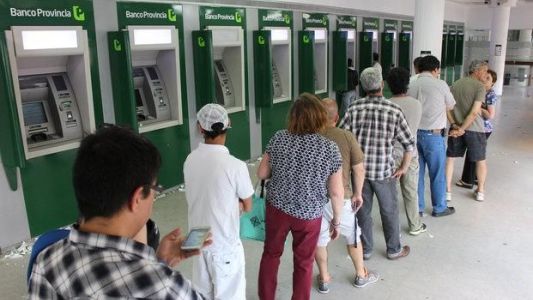 Los bancos harán cargas especiales de cajeros automáticos durante Semana Santa
