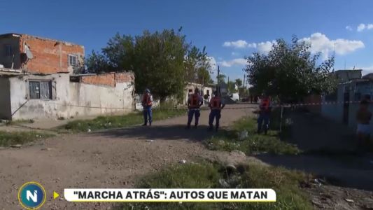Dio marcha atrás con su auto, se metió en una casa y mató a una vecina