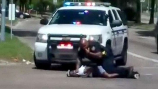 Video escalofriante: un policía mató a un hombre negro desarmado y con los pantalones bajos