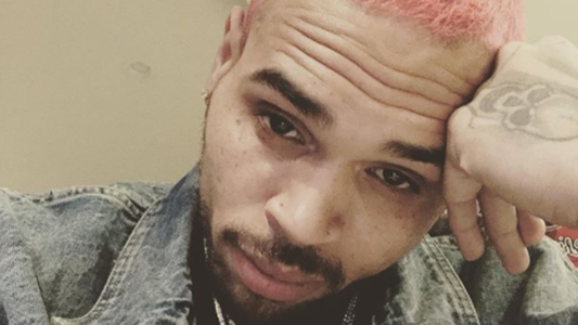 Escándalo por una foto de Chris Brown ahorcando a una mujer