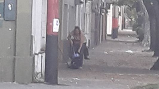 Rosario: un vecino sorprendió a la intendenta barriendo la vereda de su casa