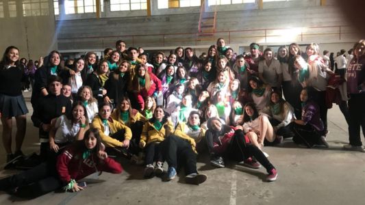 En un colegio católico les pidieron a los alumnos que pegaran carteles antiaborto y se rebelaron con pañuelos verdes