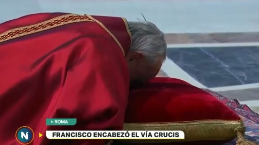 El papa Francisco encabezó un nuevo Vía Crucis sintiendo "vergüenza"