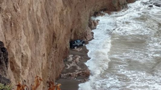 Misterio en Mar del Plata: cayó una camioneta sin ocupantes desde un acantilado
