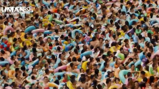 Pileta pública llena y surf a caballo