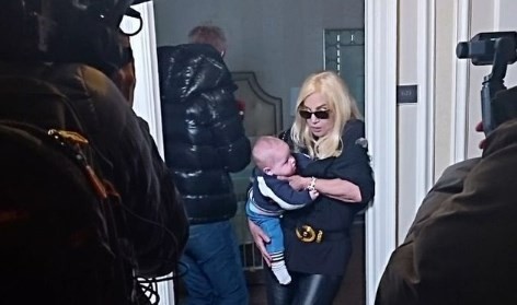 El hijo de Marley en brazos de su madrina: Susana y Marley, de viaje por Nueva York