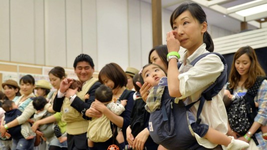 Empresa japonesa fijó turnos para que su empleados puedan casarse y tener hijos