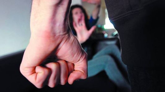 Su expareja la llamó para que buscara a sus hijos, la golpeó y violó salvajemente