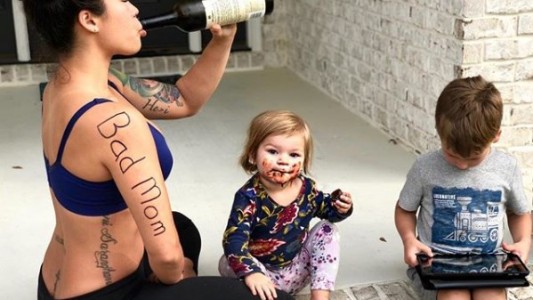 La mujer que es furor en Instagram por ser una "mala madre"