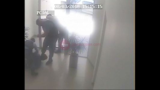 Video documento: brutal golpiza de la policía a un chico que entró a robar en un edificio en Neuquén
