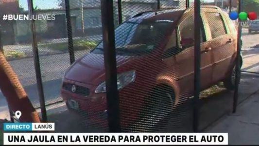 Construyó una jaula en la vereda para evitar que le roben el auto