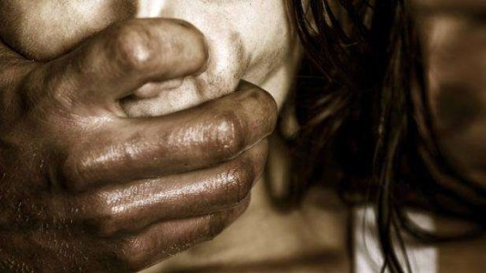 Su prima lo rechazó al pedirle casamiento y él le tiró ácido en la cara