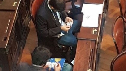 Brasil: cambiaban figuritas del Mundial en plena una votación legislativa