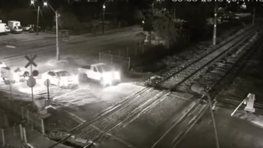 Impactante: ignoró las barreras, cruzó las vías y murió cuando el tren embistió su camioneta