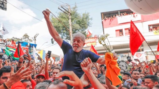 Tensión en Brasil: Lula podrìa entregarse hoy después de una misa en honor a su esposa