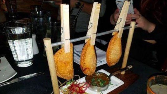 Lo que faltaba: venden empanadas colgadas en broches de madera