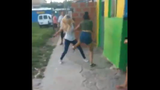 Video: en medio de una brutal pelea, una joven mató a puñaladas a otra