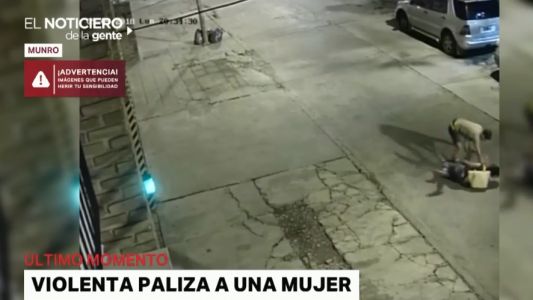 Video: tras robarle el celular, le siguió pegando en el suelo