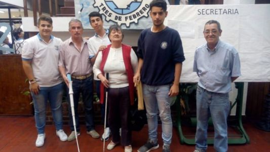 Alumnos bonaerenses inventaron el bastón electrónico para ciegos