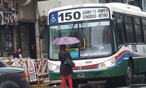 Se paró frente al colectivo y obligó al chofer a hacer su trabajo