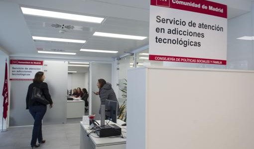 Atención padres: España inaugura el primer servicio para adolescentes adictos al móvil