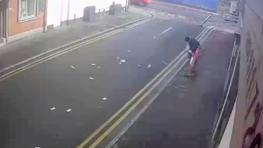 Video: una ráfaga de viento se llevó la plata que un ladrón acababa de robar