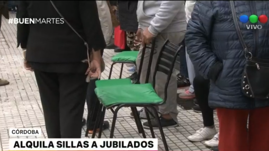 Un jubilado alquila sillas en la cola del banco