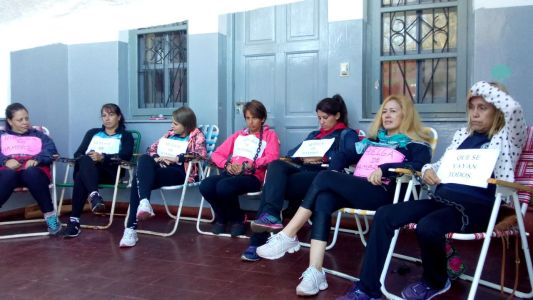 Misiones: docentes de un colegio católico se encadenaron para denunciar acoso laboral