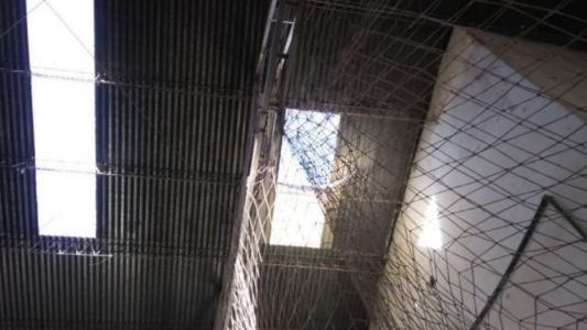 Estaba reparando el techo de una cancha de Fútbol 5, cayó al vacío y murió