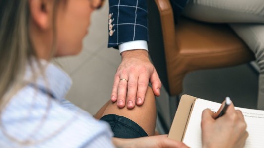 "Relaciones esporádicas" con el jefe, requisito en una oferta laboral para secretaria de dirección