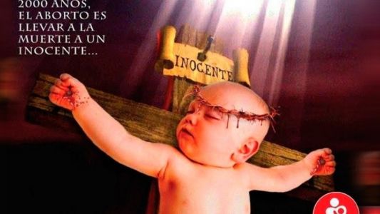 Polémica por un grupo antiabortista que promociona un evento con un bebé crucificado