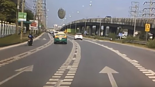 Video: casi lo choca un objeto volador en la autopista