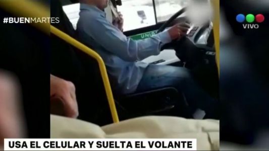 Escrachan a un colectivero que maneja usando el celular
