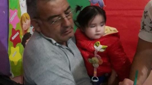 Un profesor cuidó a una beba en clase para que su mamá pudiera estudiar