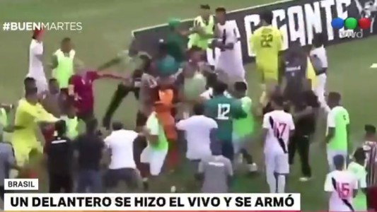 El humillante baile de un delantero desató una gran pelea en Brasil