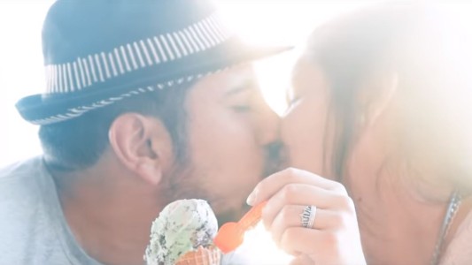 Una pareja de pampeanos grabó un videoclip para su casamiento que se volvió viral en Youtube