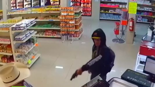 Video: a golpes, detuvo a un ladrón armado en el supermercado