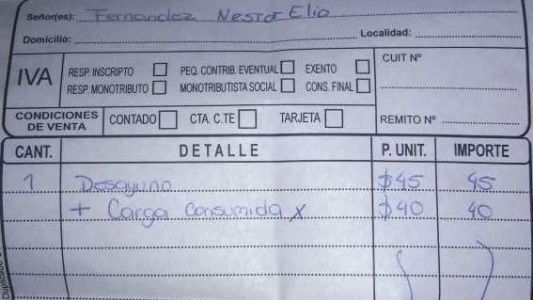Suba de tarifas: le cobraron $40 por cargar la notebook en un bar