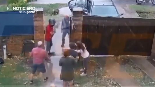 Video: una familia echó a un motochorro a patadas