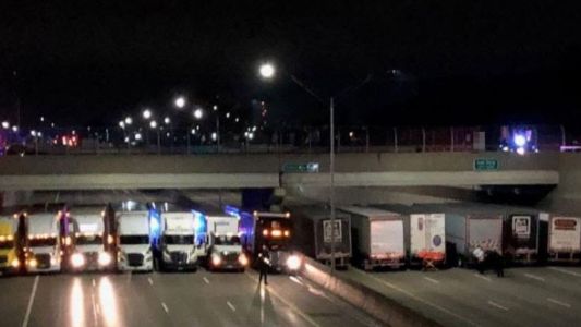 El gesto heroico de trece camiones que bloquearon una autopista para salvar la vida de un hombre