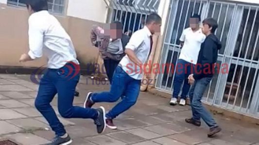 Video: el momento en el que un alumno ataca a sus compañeros con un cuchillo en una escuela de Corrientes
