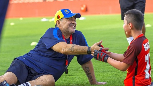 El conmovedor video de Maradona con su pequeño fan al que le faltan las piernas