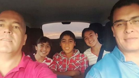 La emotiva historia de una pareja gay que adoptó a tres hermanos adolescentes