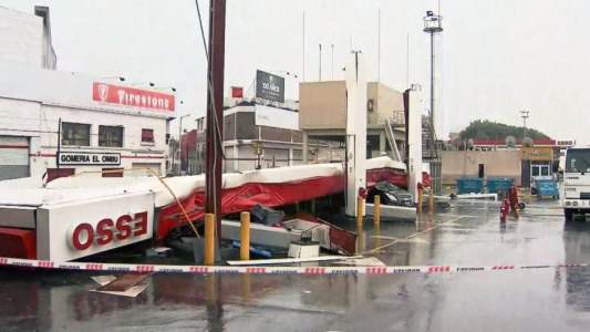 Más destrozos por el temporal: el techo de una estación de servicio se derrumbó sobre un auto