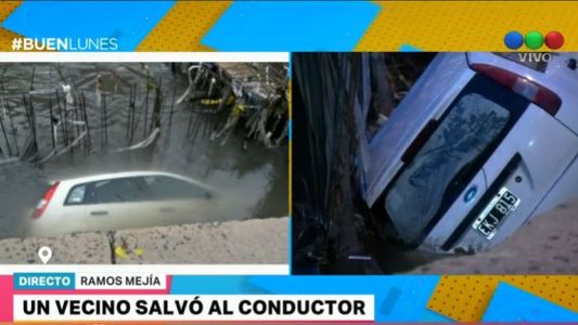 Un auto cayó en un pozo durante el temporal