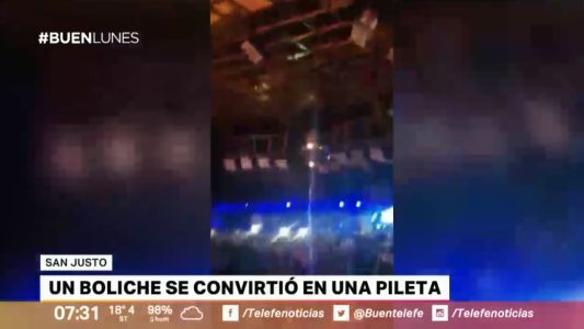 Un boliche se convirtió en una pileta y la gente siguió bailando