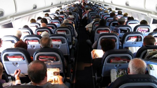 De no creer: un pasajero abrió la puerta de emergencia del avión porque tenía calor