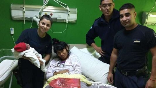 "Poliparteros" mendocinos armaron quirófano en la comisaría para recibir a un bebé