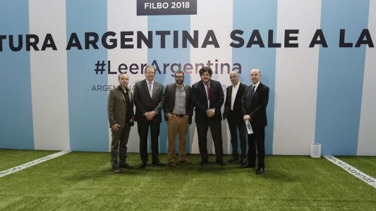 Críticas al pabellón futbolero que llevó Argentina a la Feria del Libro de Bogotá
