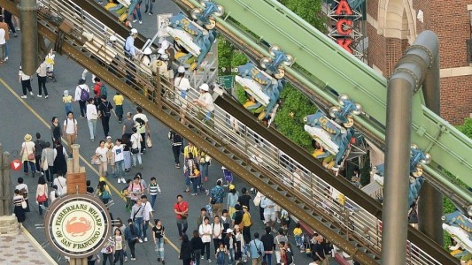 Japón: 64 pasajeros estuvieron atrapados boca abajo durante 2 horas en una montaña rusa